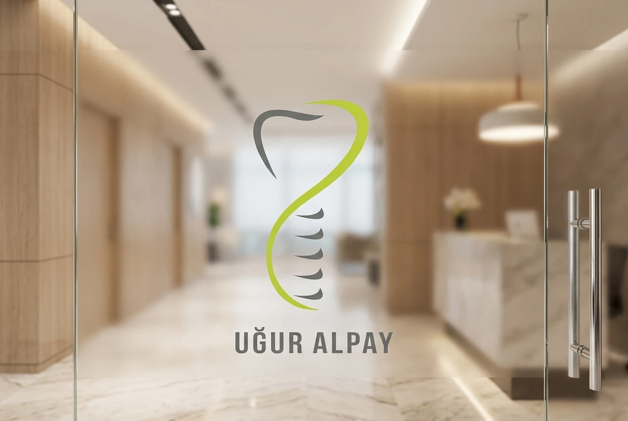 Cam bölme üzerindeki Uğur Alpay diş kliniği logosu